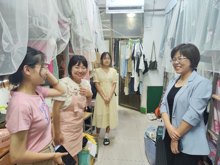  iqqtv
深入毕业生宿舍慰问走访1（彩虹）0.jpg